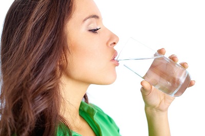 How Drinking Only Water Helps You Shed Extra Pounds